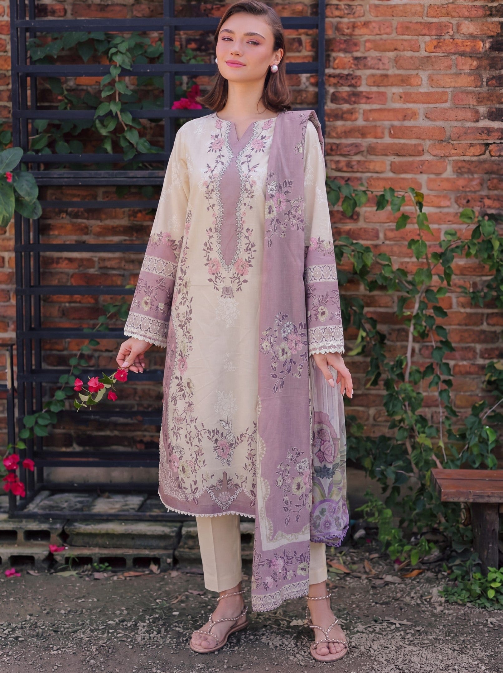 SAFWA PARAHA VOL 44 3 Piece Lawn collection BTM110 - image 1 of 3